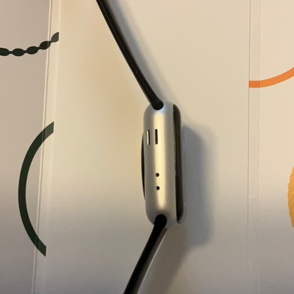 Series 3 Apple Watch 38 mm Case black sports band excellent condition box includ - Picture 7 of 16